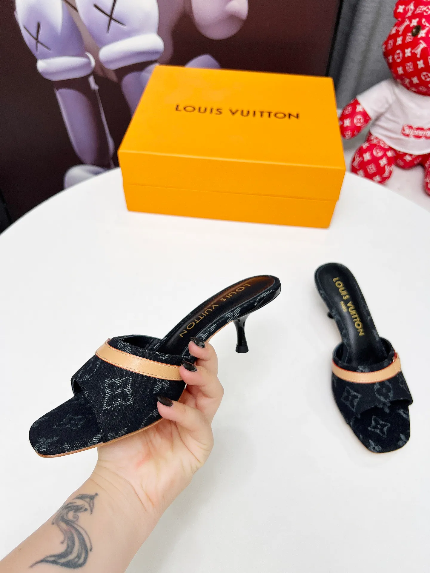 👟👟Ex-factory price 440👟👟 LV new denim kitten heel slippers 2025 summer must-have for goddesses, original replica, super comfortable on the feet. Show off the queen's temperament, the heel height is 5.5CM, which shows your temperament without being tiring. Standard code: 35-42 (41 and 42 codes are customized, non-returnable and non-exchangeable)